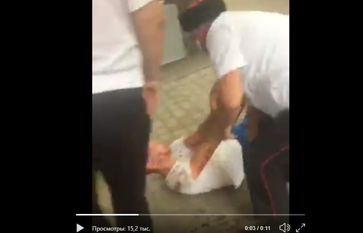 В России 8 казаков до крови забили прохожего туриста: причина и видео драки потрясли соцсети жестокостью