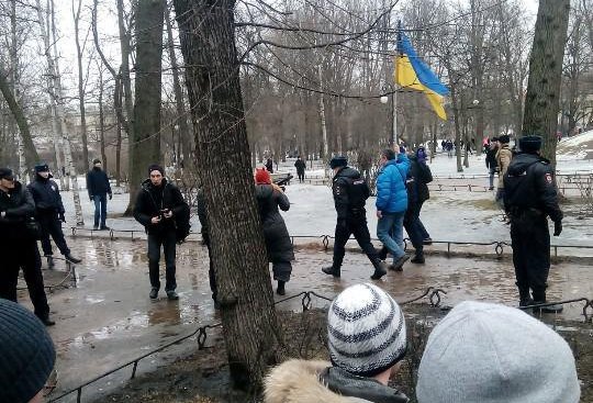 В Петербурге на шествии памяти Немцова задержали парня с флагом Украины