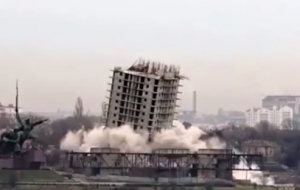 С третьей попытки многострадальную многоэтажку в Севастополе все-таки снесли