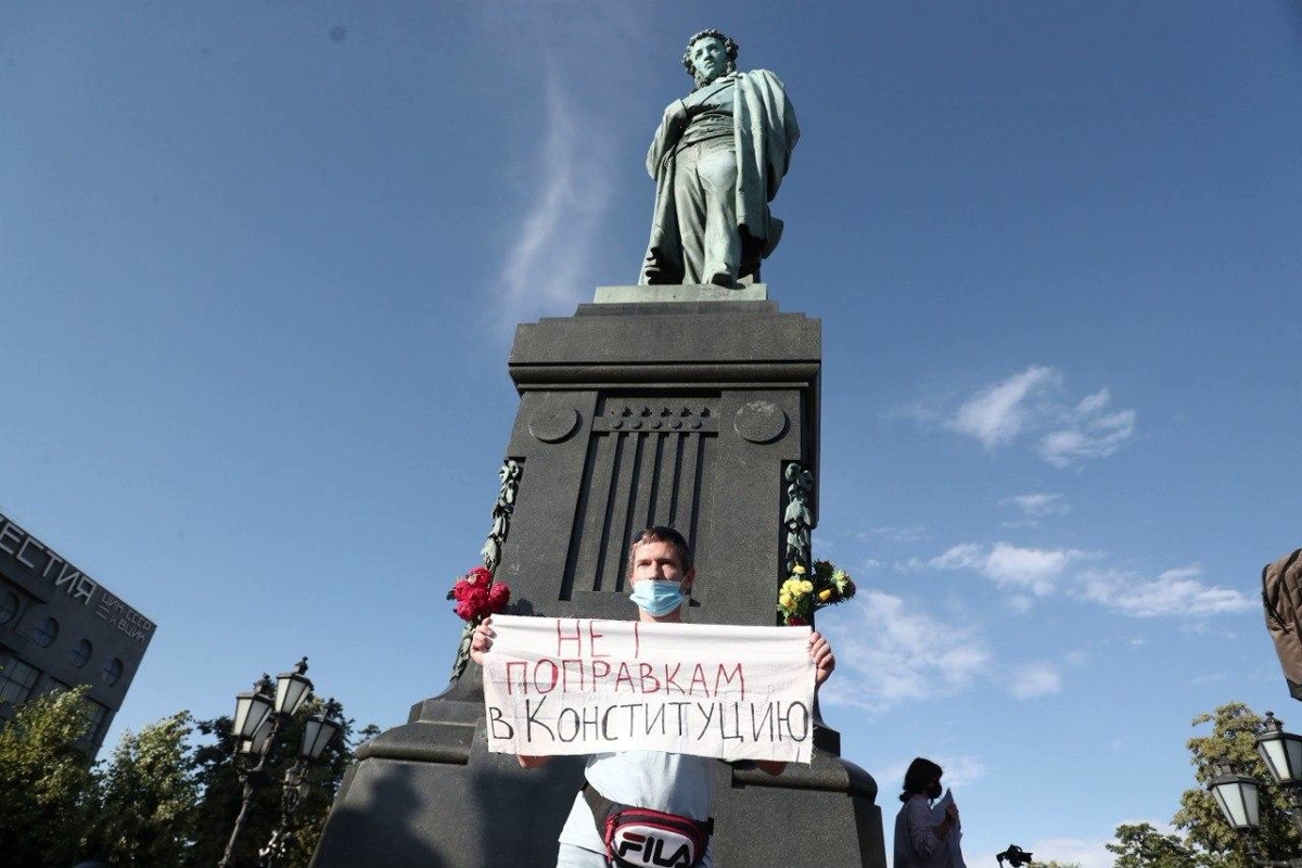 ​В центре Москвы собираются сотни людей против поправок Путина - Кремль согнал силовиков и автозаки