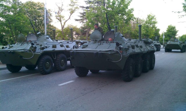 Колонна украинской военной техники в центре Мариуполя