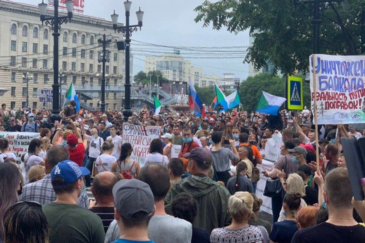 ​В Хабаровске десятки тысяч протестующих вышли под ливень с требованием к Кремлю: "Руки прочь от Байкала"