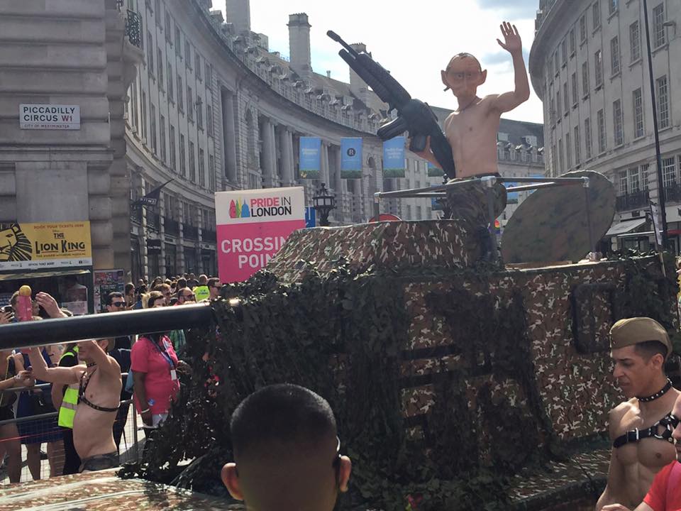 Обнаженный торс Путина «раскачал» толпу на гей-параде в Лондоне  