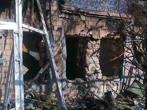 Из-за обстрела Станицы Луганской погибли двое солдат, 16 военных и мирный житель получили ранения