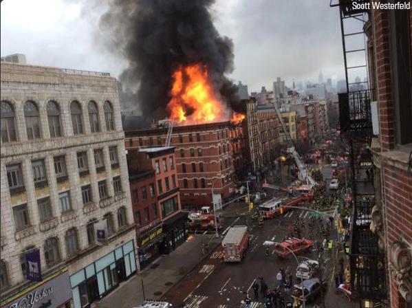 В центре Нью-Йорка рухнуло второе здание