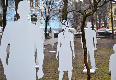 В парке Днепропетровска появились "белые люди"