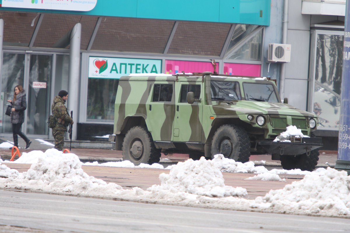 Луганск закрыт: "зеленые человечки" не выпускают из "ЛНР" местных жителей - СМИ