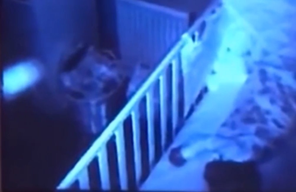 "Призрак" младенца перепугал женщину не на шутку: он находился в кроватке ее сына - фото