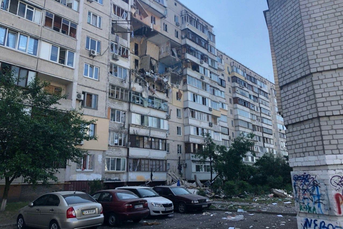 ​Взрыв в Киеве разрушил четыре этажа дома: появилось видео первых минут после ЧП