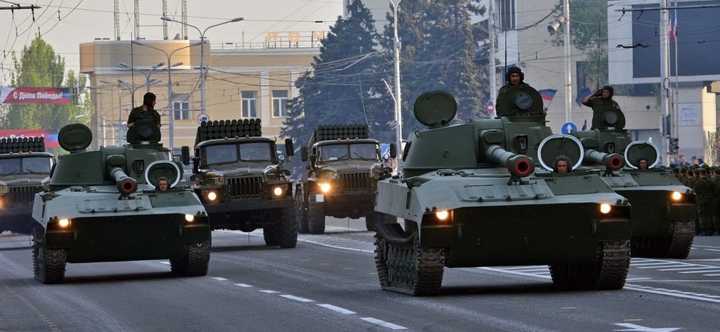 Реактивные системы, танки и перекрытые улицы: оккупанты в Донецке вывели на улицы российскую технику - "победобесие" продолжается (кадры)