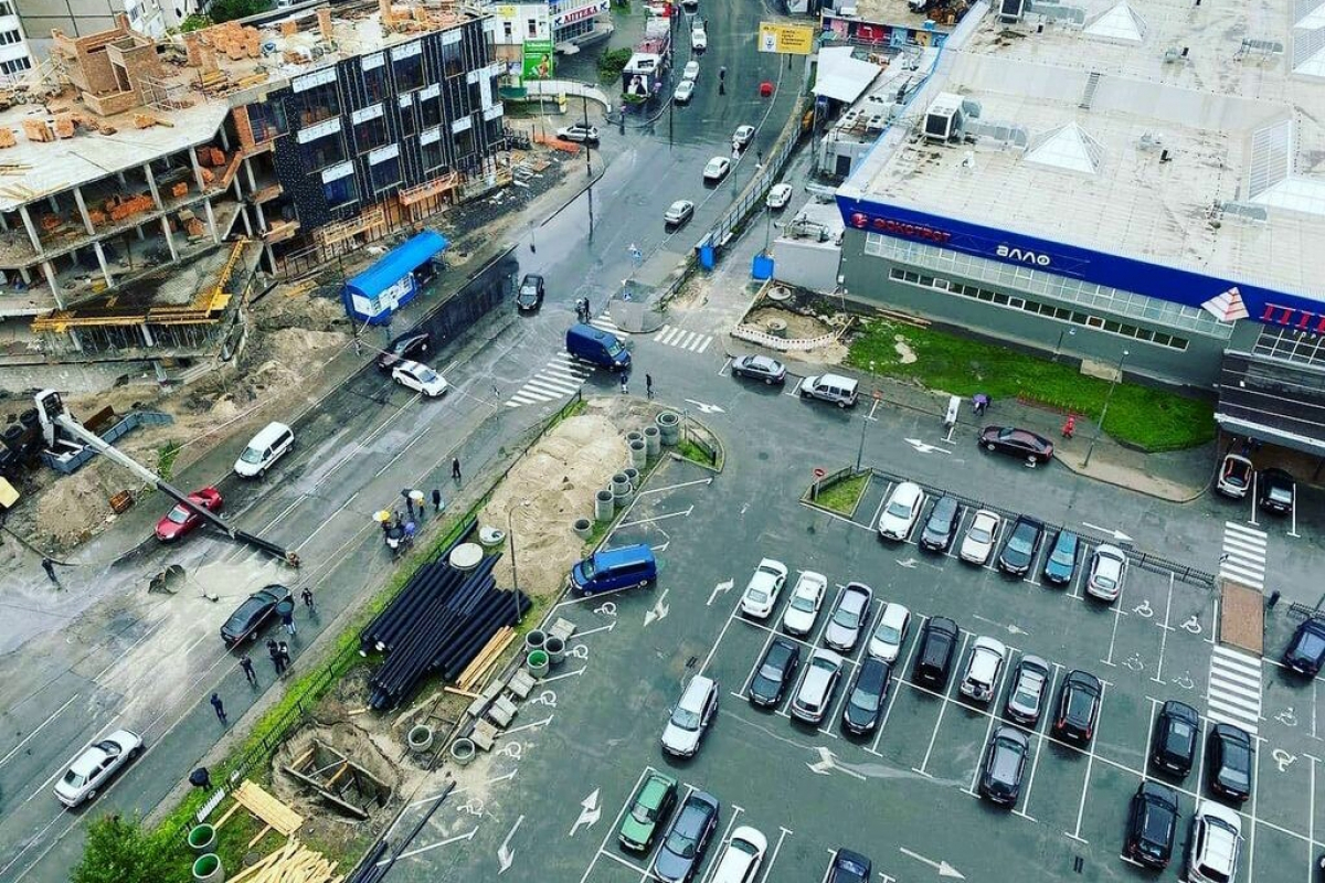 ​В Киеве строительный кран рухнул на оживленную улицу и сплющил автомобиль