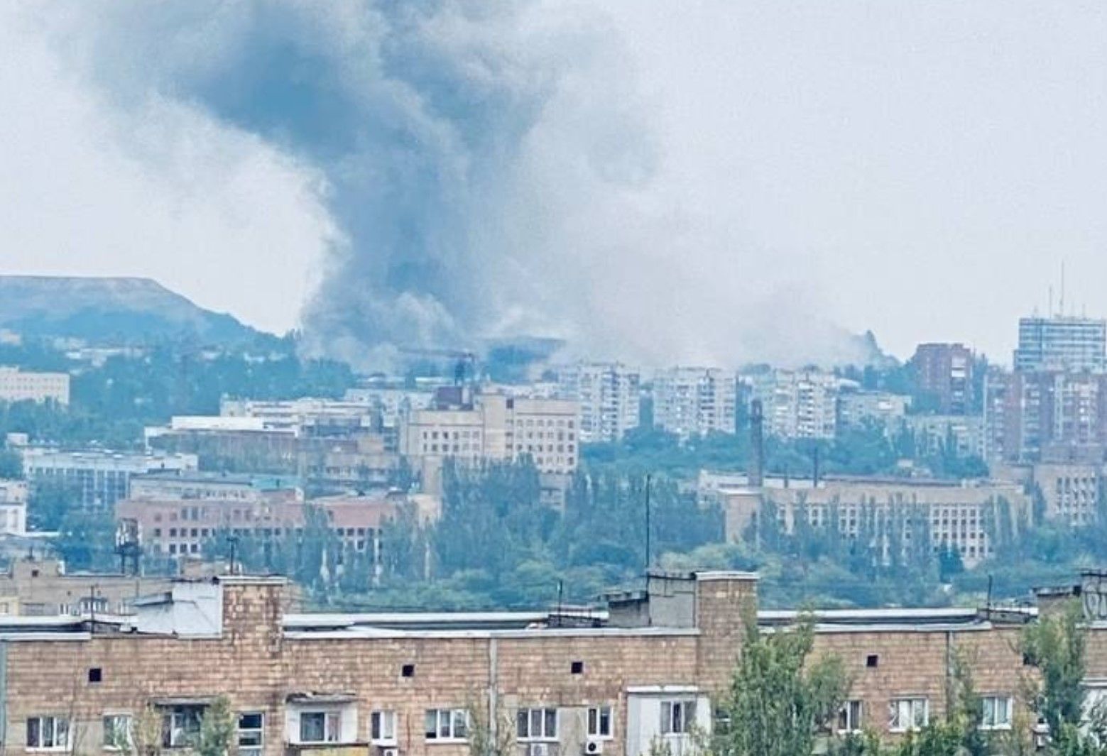 Все в дыму, все горело, выносили военных – в Сети узнали детали удара ВСУ по армии РФ в Донецке