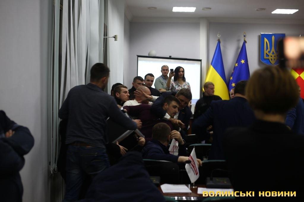 В Луцке депутаты устроили массовую драку в зале заседания горсовета – кадры