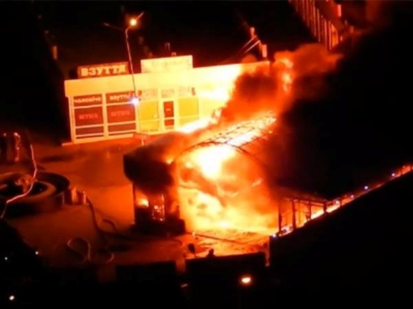 ​Сильный пожар в Киеве: уничтожены два магазина и вход в метро «Позняки»