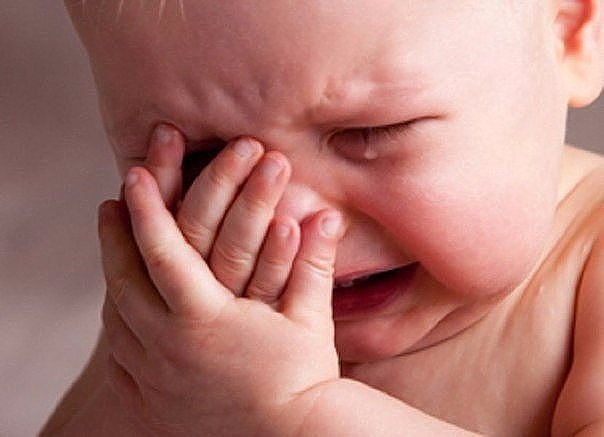 В Киеве снова повторилась история Владиславы Трохимчук: маленькие брат и сестра провели в запертой квартире несколько дней - появились ужасающие подробности и кадры