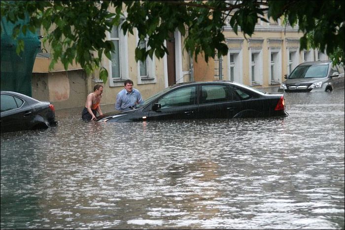 Опубликованы кадры мощнейшего ливня в Москве: затоплены дороги и подземные переходы