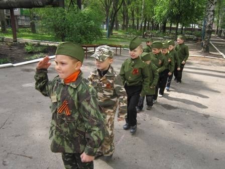 В Горловке ко Дню Победы детей нарядили в форму "Беркута" и пригласили боевиков, - СМИ