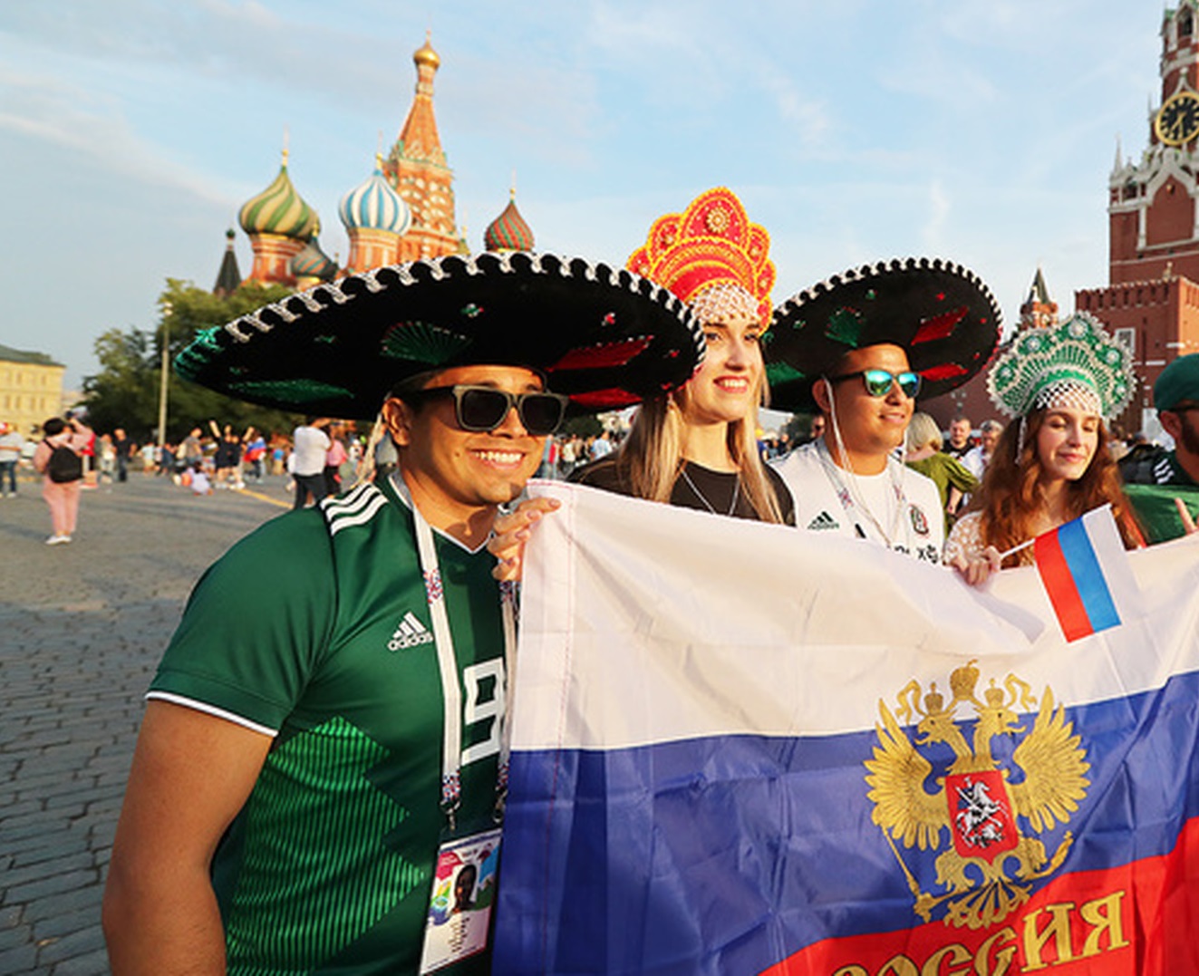 Хорошие стороны россии. Мексиканцы в Москве. Мексиканцы в России. Мексиканцы и русские. Мексика и Россия Дружба.