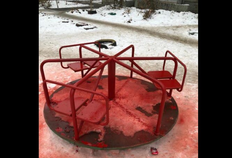 "Волшебные феи прилетали", - соцсети насмешили фото детской площадки в Ростове, где коммунальщики покрасили снег