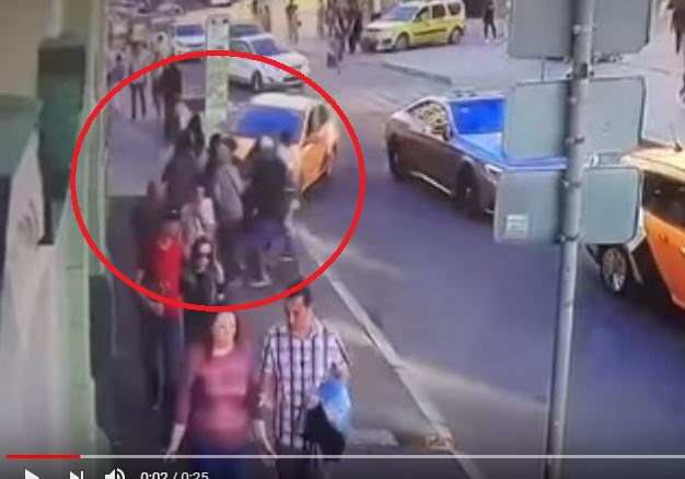 Кадры наезда такси в Москве на болельщиков из Мексики: раненые лежат на тротуаре, водитель трусливо убегает