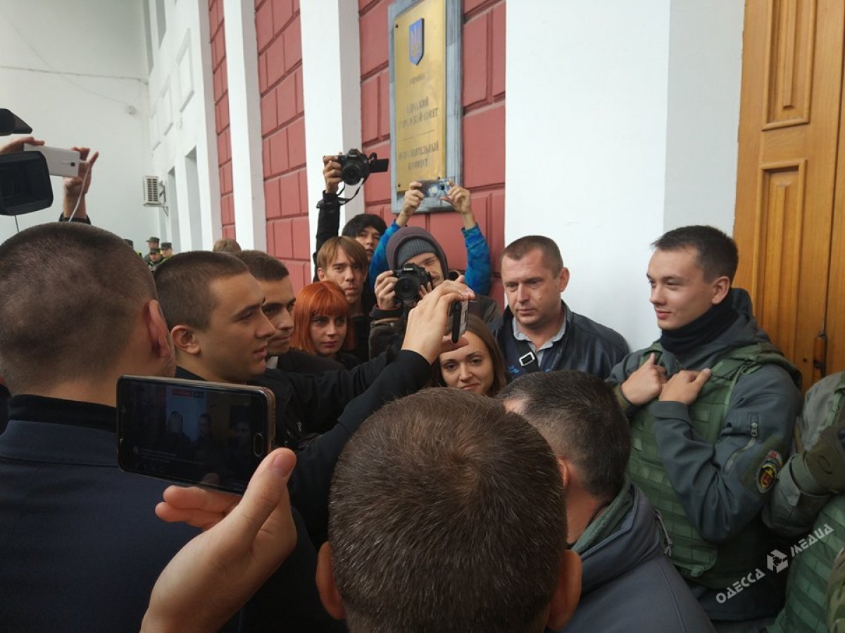 Люди в масках, бронежилетах со спецсредствами блокировали вход в мэрию Одессы - активисты не смогли пробиться на сессию. Кадры
