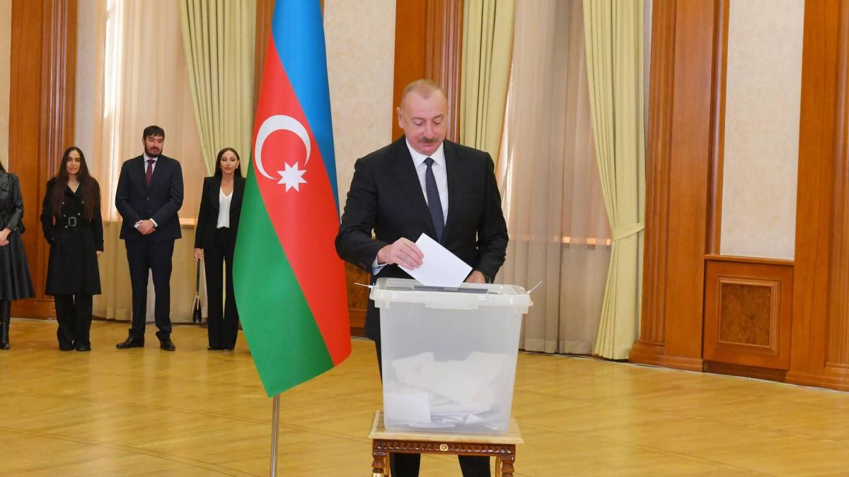 Выборы президента Азербайджана: появились данные экзитпола 