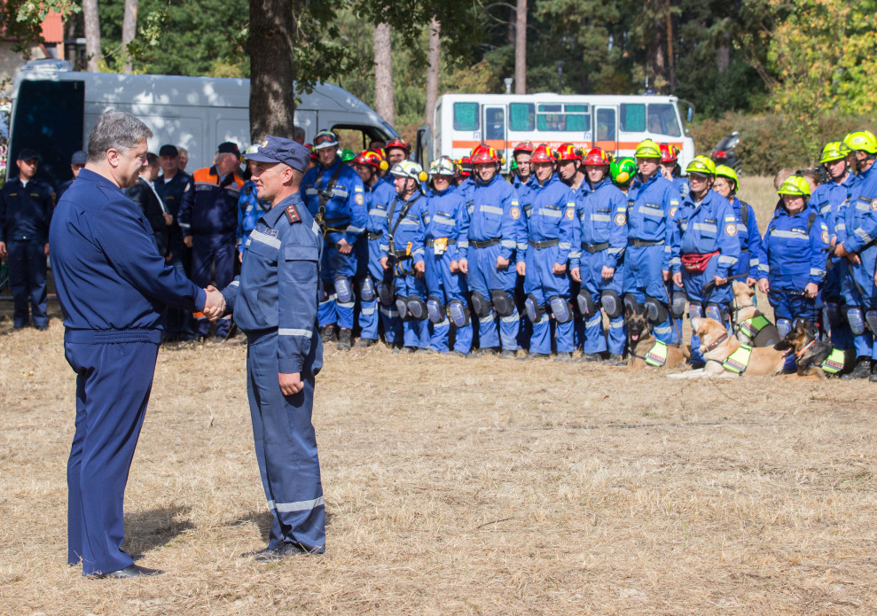 Украинские спасатели в своей профессиональный праздник получили из рук президента награды и ключи от квартир