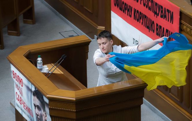 Первый рабочий день Савченко в Раде: в кресло с ногами и конфликт с журналистами