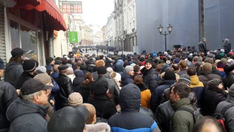 В Москве у посольства собралась толпа желающих проголосовать на выборах в парламент Молдовы