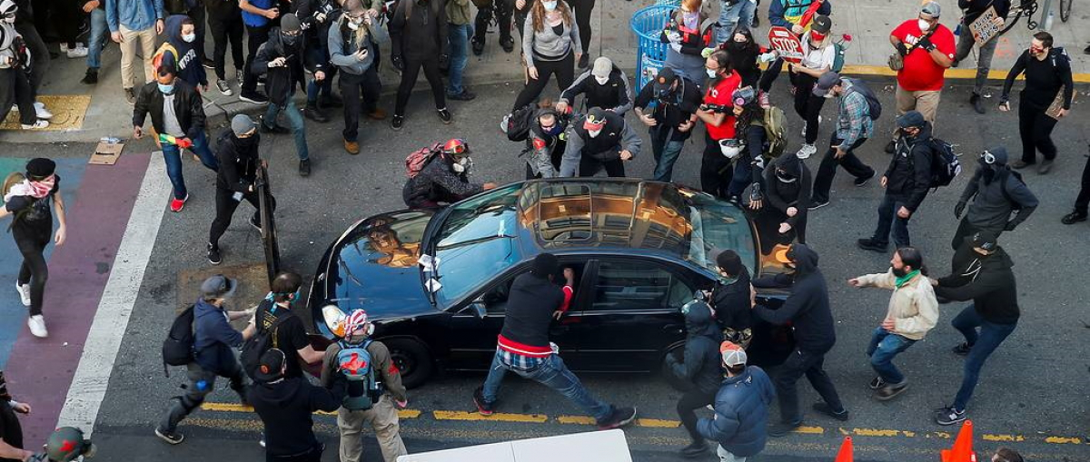 В Сиэтле автомобиль наехал на протестующих, водитель открыл огонь по толпе