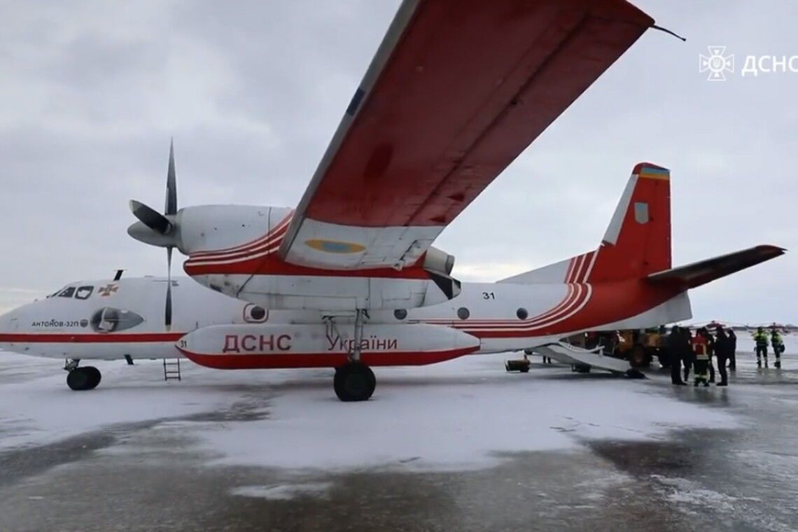 ​Не только люди, но и собаки: в Турции приземлился самолет с украинскими спасателями – кадры