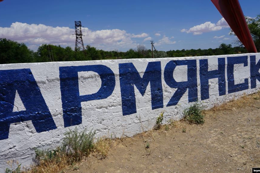 Крым: "Вонь нереальная, глаза опухают, и душит кашель", - в Армянске новое ЧП, жители умоляют о помощи
