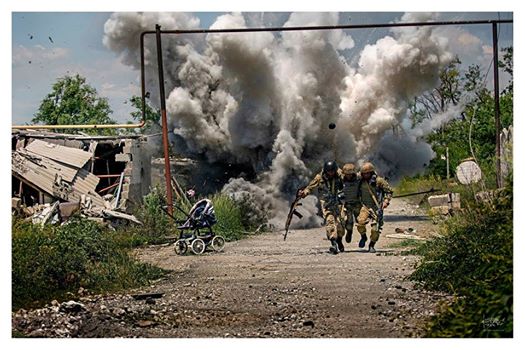 Подвиг и трагедия Украины в одном кадре: Бутусов опубликовал лучшее фото о войне в Донбассе