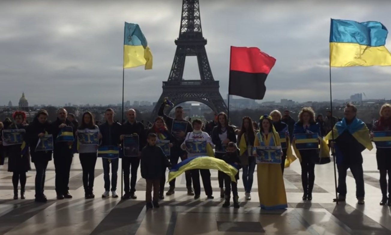 Во Франции, под столичной башней Эйфеля, прошла акция "Крым - Украина" - обнародованы кадры