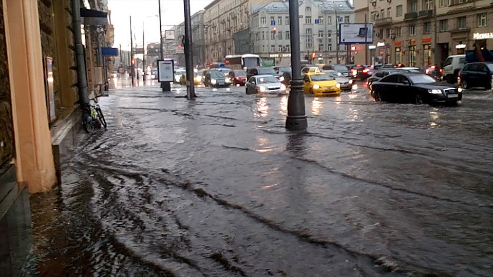 Ужас и Армагеддон: Москву затопило из-за мощнейшего ливня. Уровень воды местами достигает 20 сантиметров