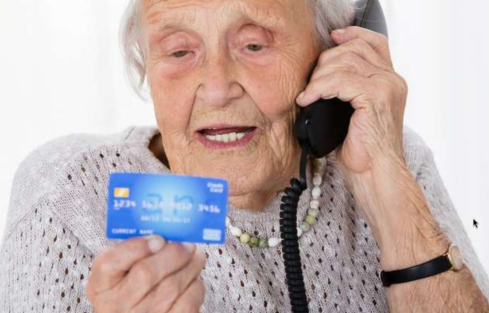 Украинским пенсионерам блокируют банковские карты: почему это происходит и как восстановить доступ