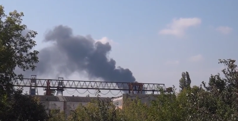 В результате прямого попадания снаряда начался мощный пожар на заводе "Точмаш" в Донецке