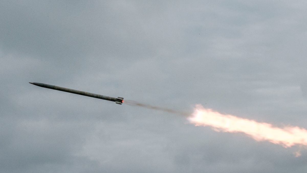 Армия РФ ударила по Днепру – одна из ракет разорвалась рядом с поездом, есть пострадавшие