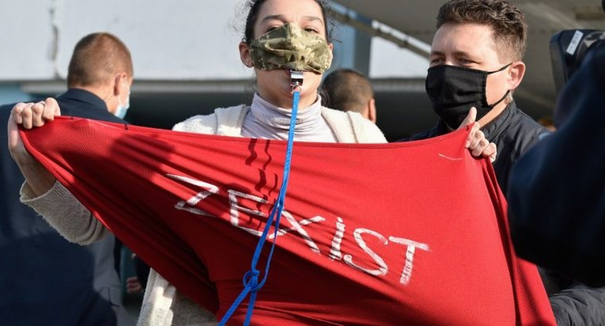 Активистка Femen в день выборов "напала" на президента Зеленского: стало известно, как ее наказали