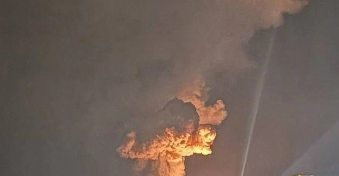 Взрывы и пожар в Новороссийске: горит нефтяной терминал "Шесхарис", снабжавший армию РФ