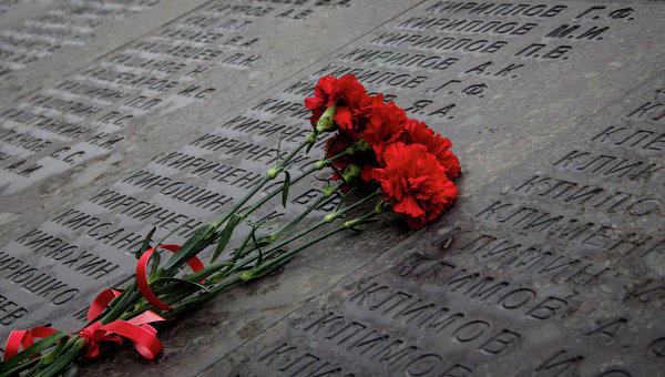 Жители и власти ЛНР почтили память жертв фашизма