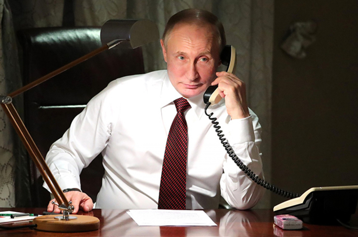 Голобуцкий объяснил постоянные ночевки Путина в личном кабинете: "Хочет походить на кумира"