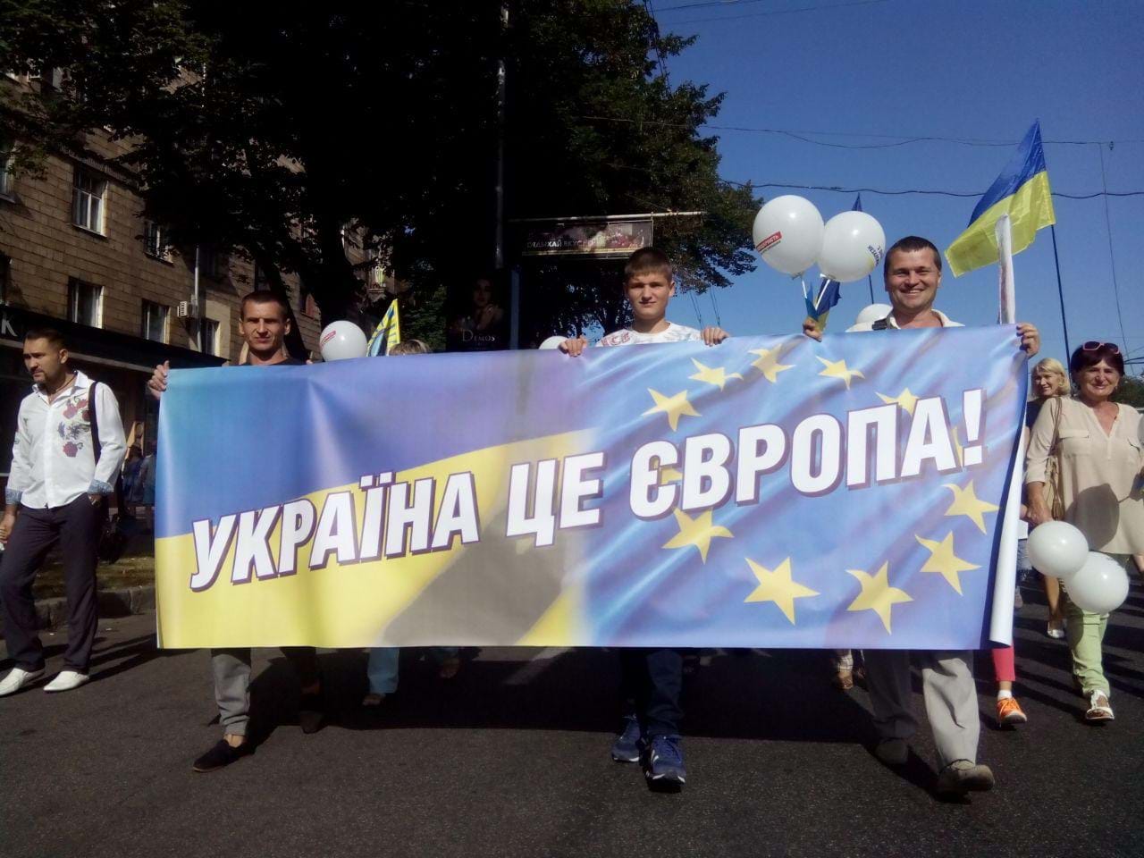 Молитва за Украину и семиметровый трезубец из живых хризантем: как украинцы отмечают День Независимости – опубликованы первые кадры праздника 