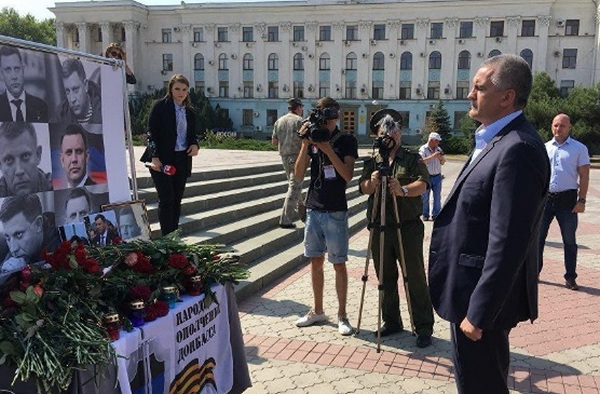 ​В Крыму Аксенов согнал 100 человек "почтить память" ликвидированного Захарченко: смехотворные кадры