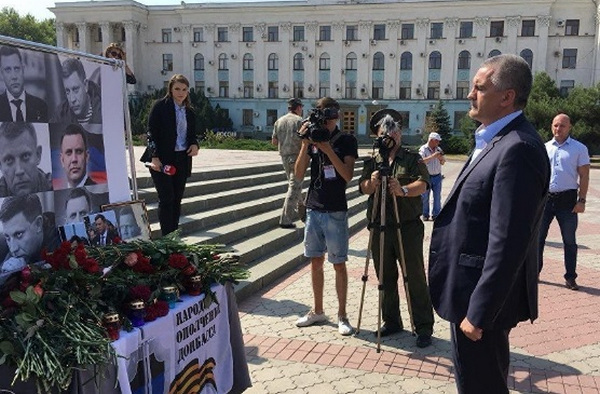 ​В Крыму Аксенов согнал 100 человек "почтить память" ликвидированного Захарченко: смехотворные кадры
