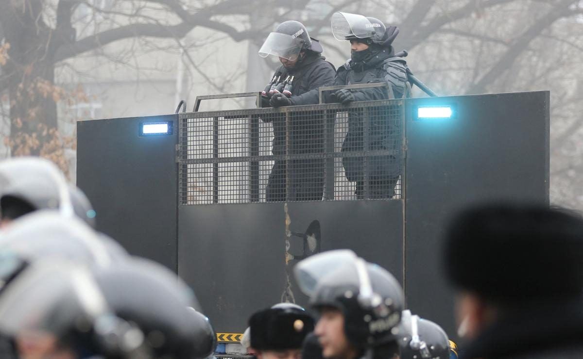 В Алматы протестующие нападают на скорые, громят больницы, тысячи людей захватили резиденцию президента