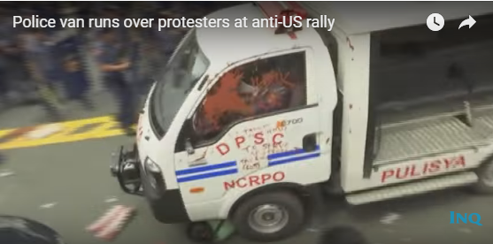 В Сети появилось видео умышленного тарана толпы митингующих грузовиком филиппинской полиции (кадры)