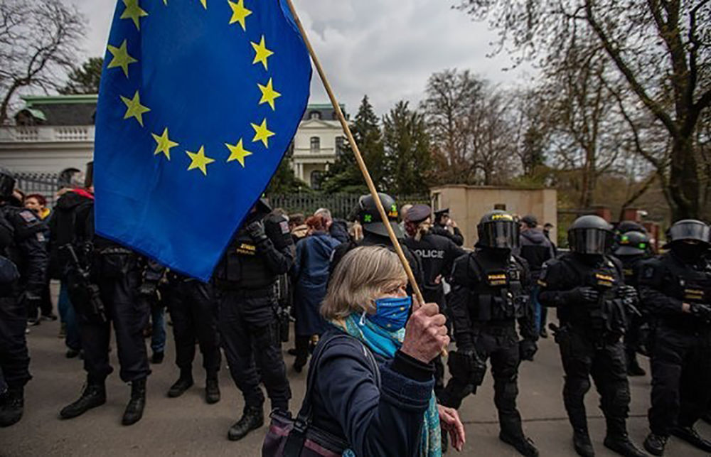 Новый антироссийский протест в Праге закончился массовой потасовкой - есть задержанные