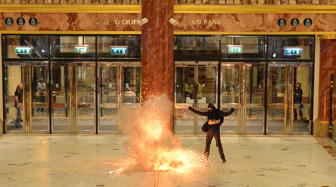 ​В Великобритании провели весьма реалистичные антитеррористические учения: кадры зрелищного "теракта"