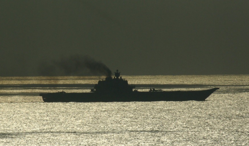 Ради этих фотографий истребители ВВС Великобритании опасно сблизились с “Адмиралом Кузнецовым”: опубликованы кадры единственного российского авианесущего крейсера без “дымовой завесы” 